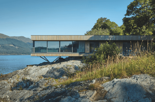 Une maison en bois Kebony entre ciel et mer